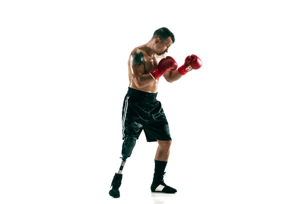 运动带假肢的肌肉运动员的全长肖像 复制空间戴红手套的男拳击手白墙上的孤立镜头防御精神动机