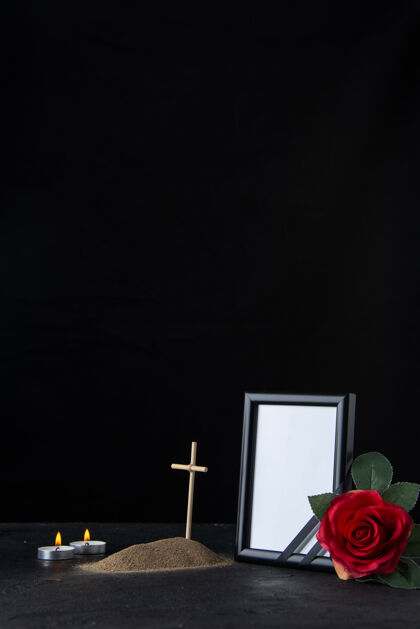 十字架黑色十字架和相框的小坟墓正面图花玫瑰葬礼