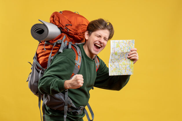 旅游正面图年轻男子背着背包拿着地图旅游人成人