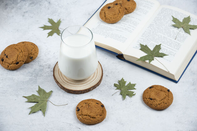 美味木制书桌上放着一杯巧克力饼干面包房牛奶甜点