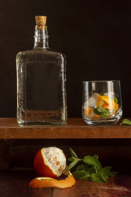 传统美味的mezcal酒精饮料墨西哥玻璃蒸馏