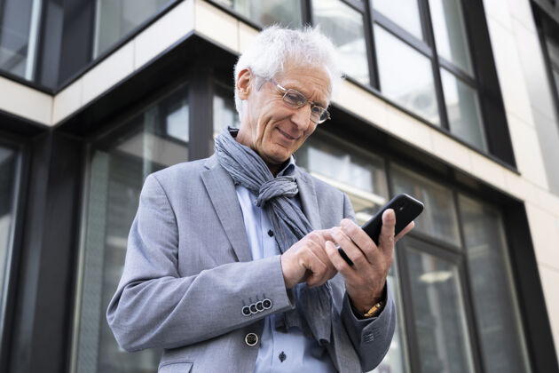 老年人城里的老人在用智能手机成熟城市男性