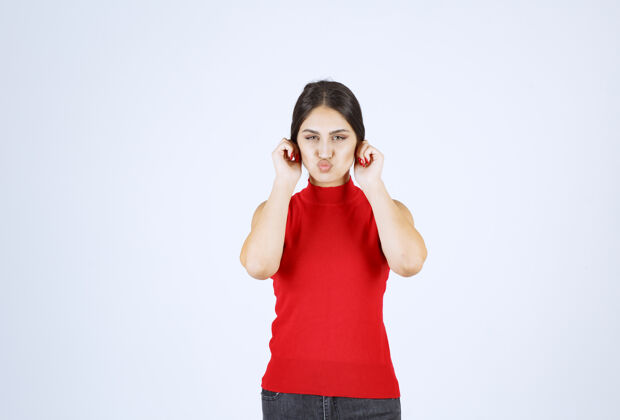 成人一个穿红衬衫的女孩拉着耳朵表示倒霉精神女人休闲