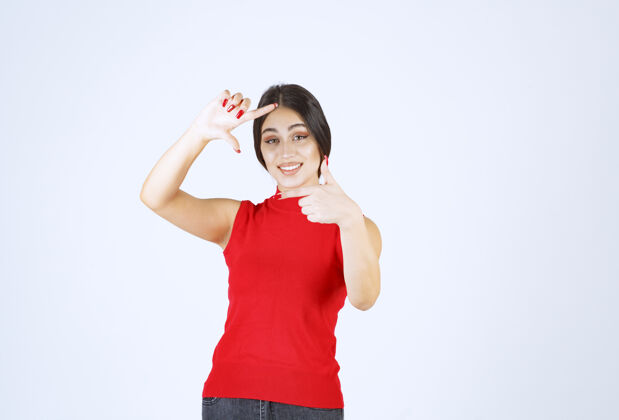 人穿红衬衫的女孩展示拍照手牌年轻人雇员创作者