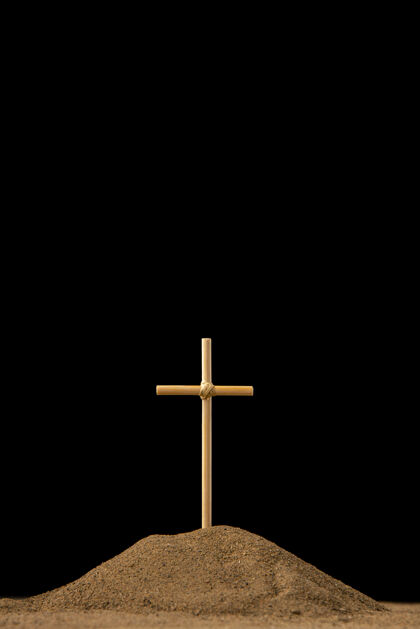 沙子小坟墓的正面图 黑色的十字架黑暗葬礼十字架