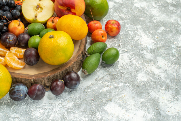 食品正面视图不同的水果组成切片整个新鲜水果上的白色空间前减肥苹果