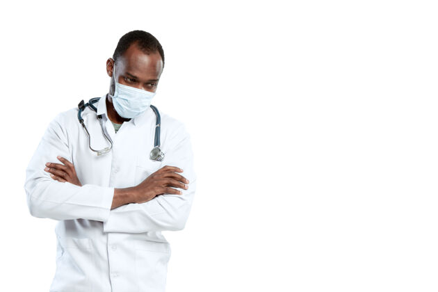 抑郁男青年医生 带听诊器和面罩 隔离在白墙上流行病护士保健