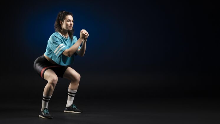 生活方式女橄榄球运动员在运动装摆姿势健康健康女人