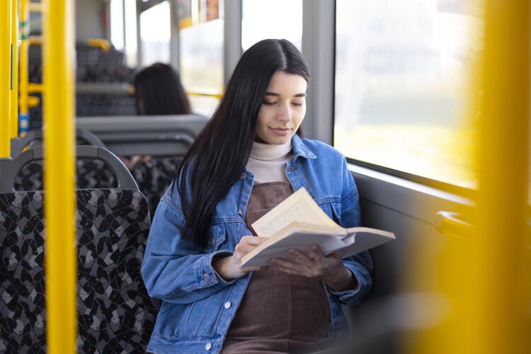 车辆中等身材的女人在看书汽车公共汽车旅行