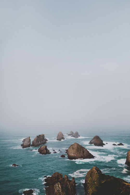 岩石大海中的岩石和雾气景观地平线岩石雾景观