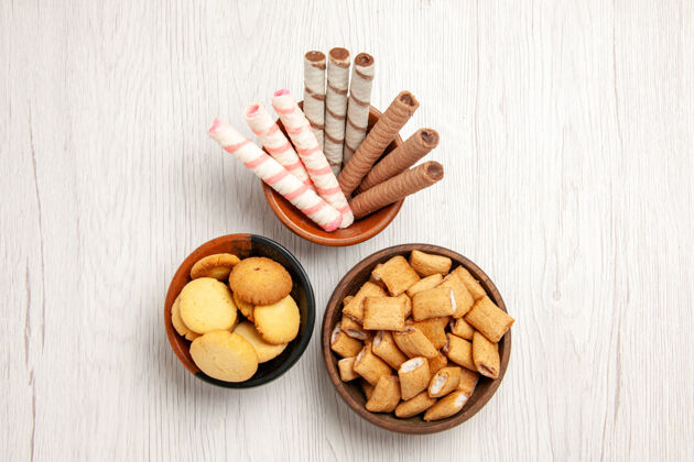 营养顶视图不同的饼干在白桌子糖饼干甜饼干水果可食坚果视图