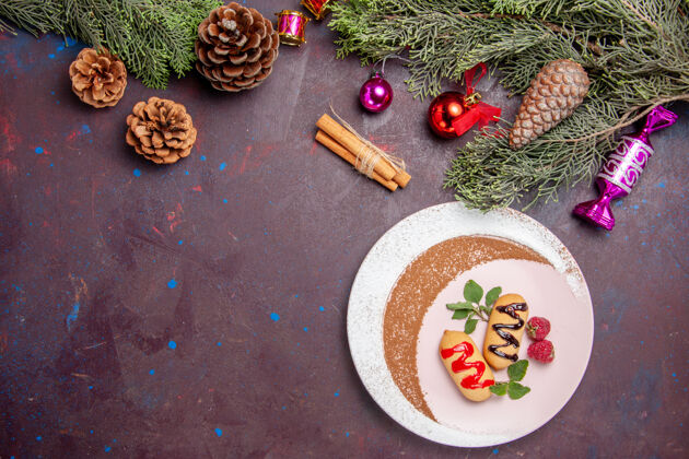 美食俯瞰美味的甜饼干与圣诞树在黑暗的背景饼干甜饼干糖蛋糕饼干晚餐健康