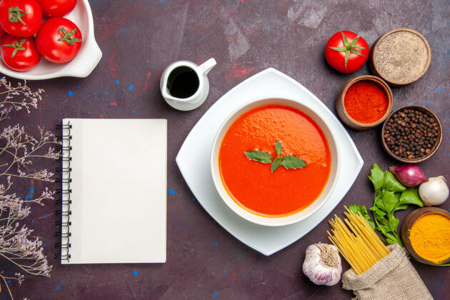 番茄俯瞰美味的西红柿汤配上新鲜西红柿和调味料的深色背景菜一餐酱汁西红柿色汤杯子调味品餐