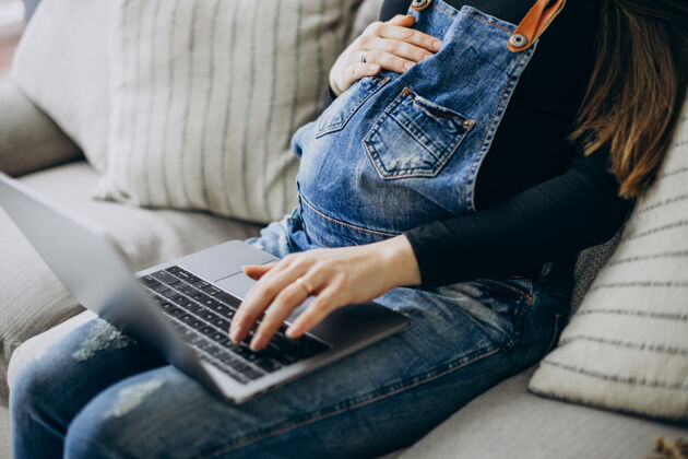 舒适孕妇在家使用电脑生活人商务女性