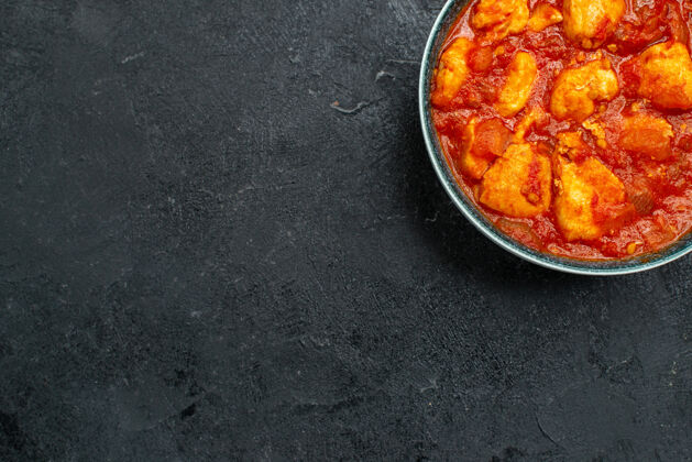 胡椒顶视图美味的鸡肉片和番茄酱在灰色地板酱菜肉鸡番茄酱汁美味菜肴