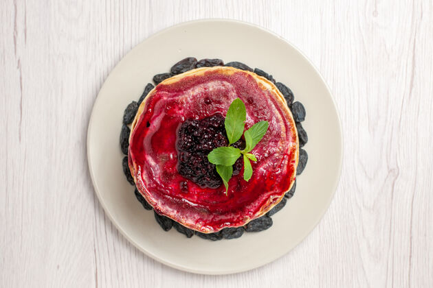 维管植物顶视图美味果冻煎饼葡萄干和水果果冻白色背景蛋糕饼干甜点果冻果酱甜新鲜香草盘子