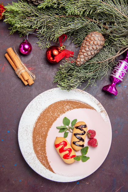 晚餐俯瞰美味的甜饼干与圣诞玩具的深色背景饼干甜饼干糖蛋糕新鲜用餐蛋糕