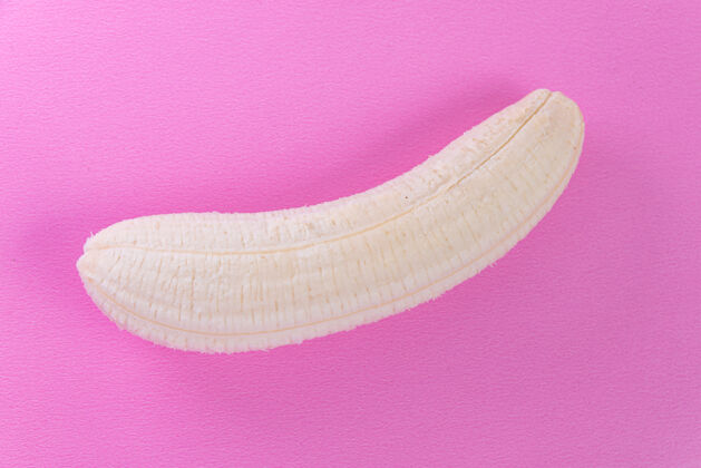 美味粉红色的香蕉皮新鲜健康水果
