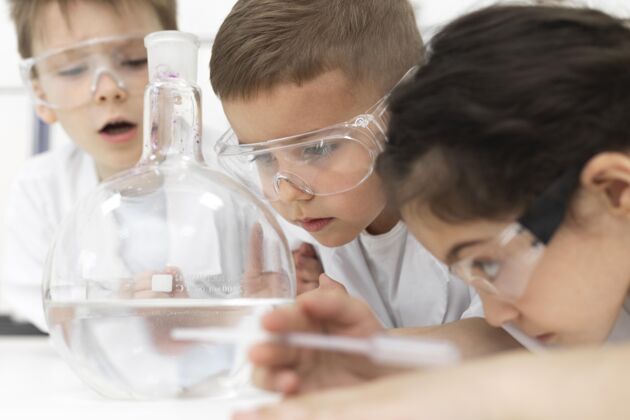 科学好奇的孩子在学校做化学实验实验服孩子测试