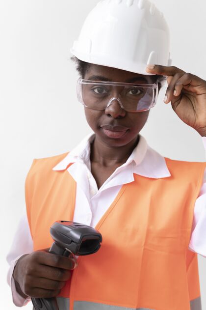 个人防护用品戴着特殊工业防护装备的女人工作设备雇员