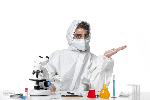 实验室外套男医生穿着防护服 戴着口罩 坐在白衣上工作医疗专业防护