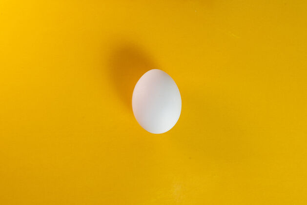 特写黄色桌子上的蛋农场生的自然