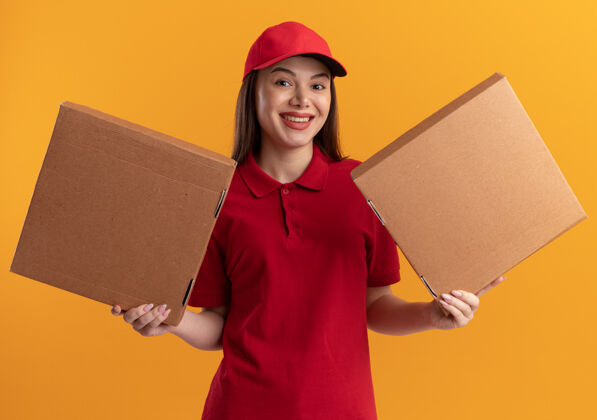 橘子一个穿着制服 面带微笑的漂亮送货员双手捧着比萨饼盒披萨送货盒子