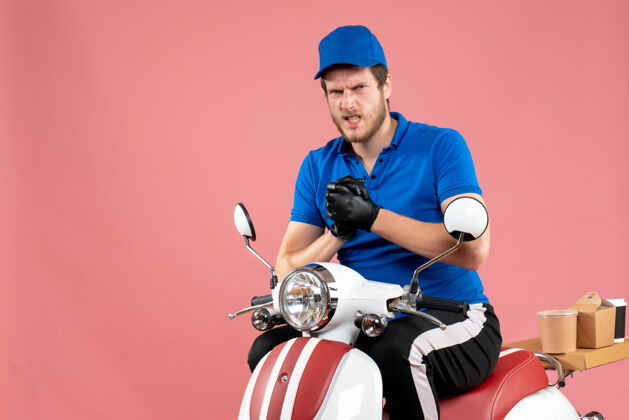 男性正面图身着蓝色制服的男快递员骑着粉色快餐自行车送货工作彩色服务人运动员制服