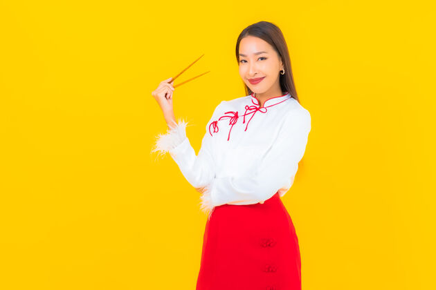 海鲜画像美丽的亚洲年轻女子用筷子准备吃黄色午餐日本年轻