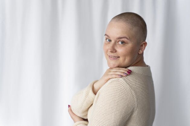 女人自信的年轻女性在抗击乳腺癌护理支持意识