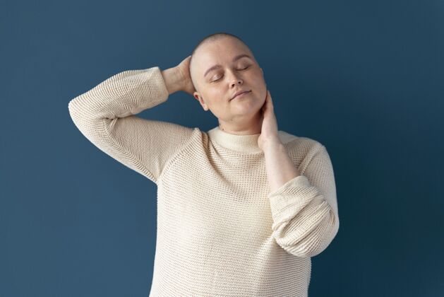 护理自信的女人对抗乳腺癌疾病女人医学
