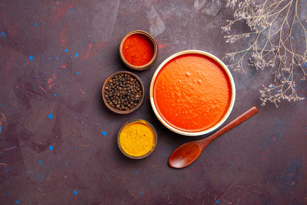 新鲜俯瞰美味的西红柿汤 用新鲜西红柿和调味料烹制而成 背景为深色酱汁一餐西红柿汤油漆调味品食物