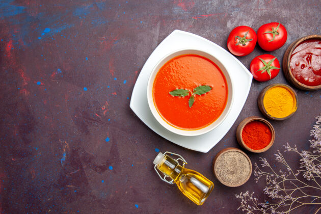 西红柿俯瞰美味的番茄汤配调味料上深色桌碟酱番茄色餐汤美味盘子早餐
