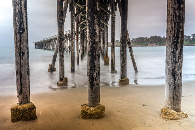 海滩加利福尼亚州威廉伦道夫赫斯特纪念海滩上的圣西门码头木材太平洋海岸线