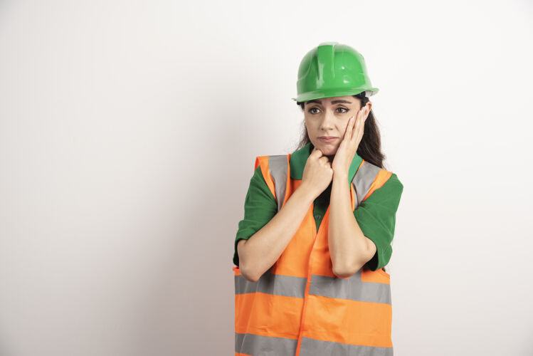 企业穿着制服和头盔的年轻女建筑师高质量的照片公司专业工程师