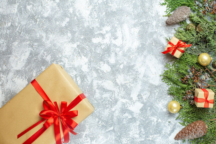 庆祝顶视图圣诞礼物包装与红色蝴蝶结和白色圣诞树彩色假日照片礼物新年鞠躬礼物新年