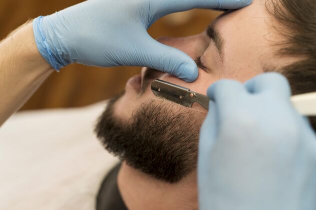 美容师理发师剃须和轮廓男客户的胡须雇员专业剃须刀片