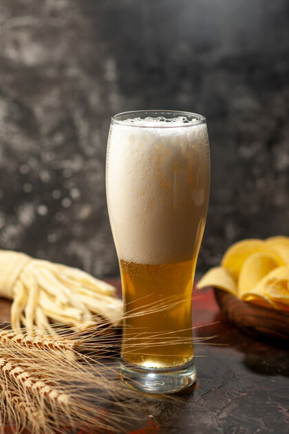 小吃前视图玻璃熊与cips上轻酒照片酒精饮料零食颜色啤酒正面液体