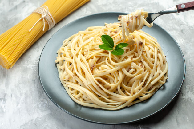 意大利面前视图美味意大利面食浅色餐盘食物照片面团灯光餐厅面团