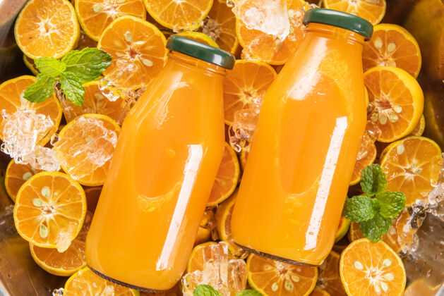 水果新鲜橙汁装在玻璃瓶中 配薄荷 新鲜水果选择性聚焦罐子果汁冰