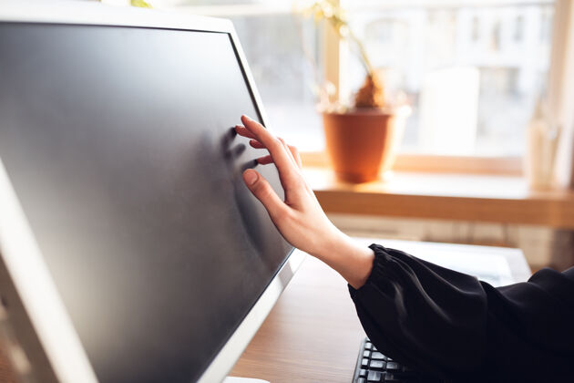 电脑触摸空白屏幕穿着商务装的白种人年轻女子在办公室工作女性女性年轻人