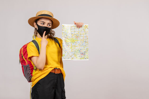 脸背着背包的美女举着灰色的地图保护套背包地图