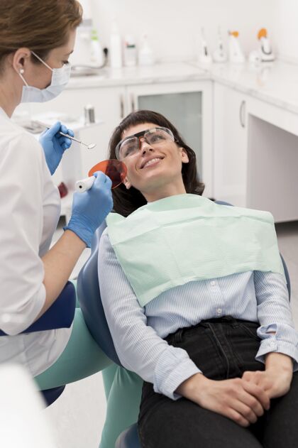妇女在牙医那里做手术的女病人从业者女性职业