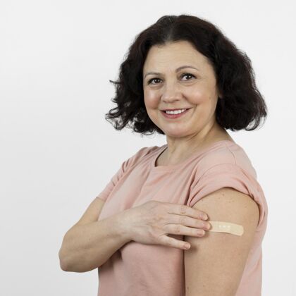 预防注射疫苗后胳膊上缠着绷带的女人医药女人免疫
