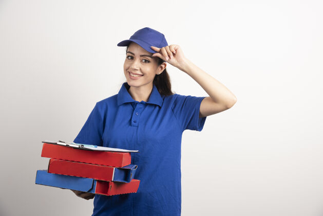 剪贴板女信使与纸板比萨饼和剪贴板高品质的照片邮件披萨工作