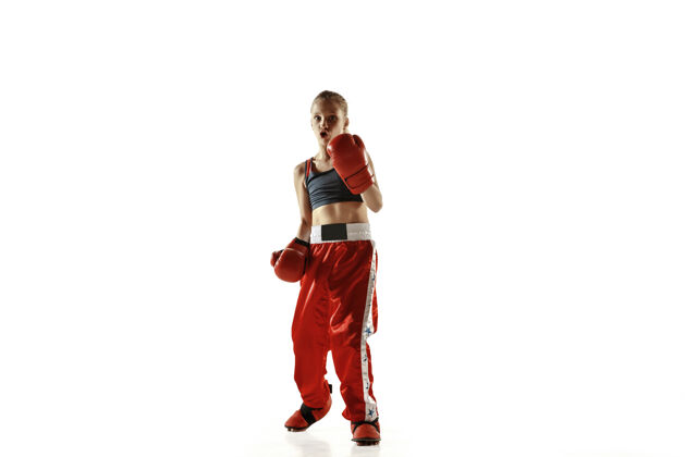 健康年轻女子跆拳道拳手训练隔离在白色背景下锻炼动作搏击
