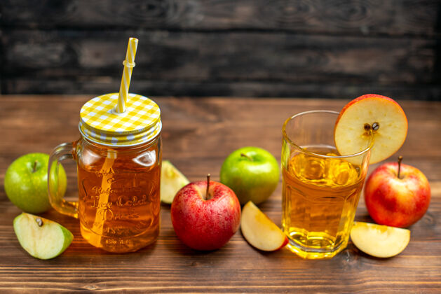 里面正面图新鲜的苹果汁内罐与新鲜的深色苹果饮料照片水果鸡尾酒减肥果汁柠檬