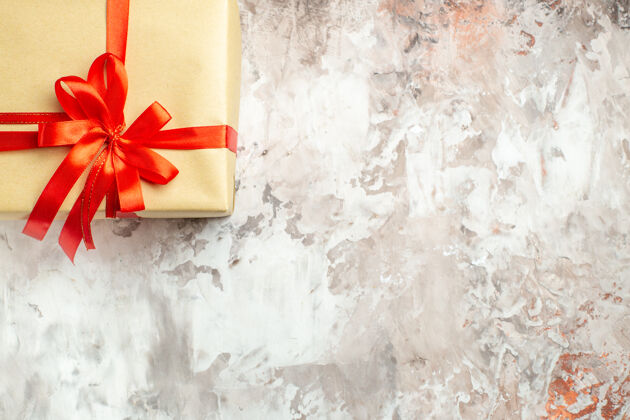地点顶视图圣诞礼物系上红色蝴蝶结白色照片假日彩色新年礼物免费文本的地方庆祝礼物礼物