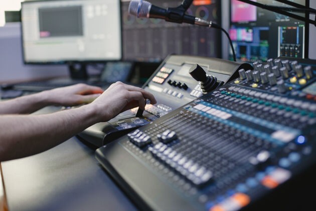 编辑特写镜头的声音工程师手录音音乐设备技术控制