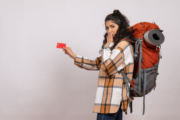 森林前景年轻女子手持银行卡在白色背景上徒步旅行空中旅游森林高度校园山地自然身高空气自然